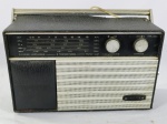 Antigo rádio portátil vintage da marca Toshiba, modelo TR-446, da década de 80, possuí 5 faixas ampliadas e visor de sintonia analógico, não testado