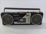 Antigo rádio gravador cassete portátil vintage Sanyo M-S300K, da década de 80, possuí rádio estéreo de 4 bandas e reprodutor/gravador de fita cassete, item não testado