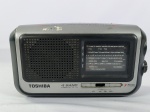 Antigo rádio portátil Toshiba TR-449SP, da década de 80, funciona em 4 faixas AM/FM/SW1/SW2 , item não testado