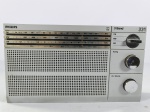 Antigo rádio portátil da marca Philips, modelo 331, toca FM/MW/SW, item da década de 80, ao por na tomada ele liga porém não testamos suas funcionalidades