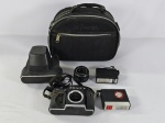 Câmera fotográfica da marca Zenit 12 XR, acompanha flash, lente, capa e estojo (câmeras de coleção adquirida por nós, não testada após aquisição).