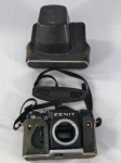 Câmera fotográfica Zenit 12 XP em capa de couro e com capa protetora (câmeras de coleção adquirida por nós, não testada após aquisição).
