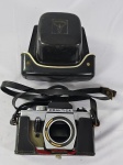 Câmera fotográfica Praktica VLC 3, da década de 80, em capa de couro e com capa protetora (câmeras de coleção adquirida por nós, não testada após aquisição).