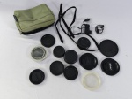 Lote com tampas de lentes de diversas câmeras e pequena bolsa