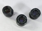 Três lentes fotográficas, duas  da marca Helios modelo MC Helios 44M_6 58mm f/2 , outra Helios 44M-7 58mm 1/2, a terceira do modelo planar2/45.