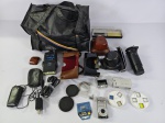 Lote com acessórios de câmeras fotográficas diversos, incluindo flash, lentes, capas e bolsa Curt na cor preta