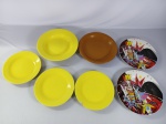 Conjunto misto de sete pratos  de porcelanas/ cerâmicas coloridos e pratos decorativos estampados.