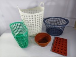 Kit com cinco itens, sendo 3 cesto , um vaso de plantas e uma forma de cubos de gelo em cilicone.