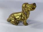 Miniatura de cachorro Basset em metal dourado medindo aproximadamente 14cm.