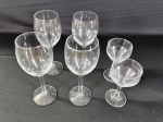 Conjunto de seis taças contendo quatro de vinho e duas menores, cristal/ vidro.