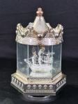 Caixa decorativa com desenhos em relevo na cor bronze , um barco no centro em uma caixinha de acrilico/ vidro.