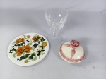 Taça de  cristal  / vidro e dois itens de porcelana / ceramica diversos.
