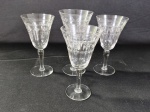 Quatro taças aparentemente feitas de vidro / cristal vintage, com detalhes lápidados