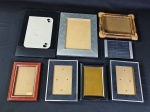 Lote com oito porta retratos de mesa com tamanhos e molduras com cores diferentes