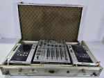 Kit de DJ Pioneer montado em case de transporte, contendo dois leitores de CDJ e um mixer central, leitores da marca Pioneer CDJ-200, conjunto protegido por case rígida com espuma interna, kit funcionando 100%