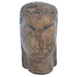 Ex Voto - Antiga escultura artesanal em madeira policromada representando cabeça de mulher. 13 x 9 x 6 cm. Desgastes do tempo na pintura.