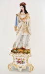 FRANÇA. Séc XIX - Escultura em porcelana "Vieux Paris", representando a figura do Duque de Mantra. Base recortada e fenestrada, ornamentada por representações pictóricas florais.  31,5 cm.