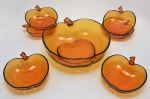 Conjunto para salada de frutas em vidro italiano, moldado em formato de maçãs repartidas. Itália. Década de 1970. 9 x 28 x 26 cm (saladeira). 15 x 17 cm (menores).