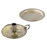 Lote constando de 2 peças em metal, sendo: A) Antiga palmatória (6 x 17 cm). B) Christofle  pequena salva circular (14 cm).