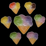 Gracioso conjunto para sorvete composto por travessa principal e seis pratinhos de servir. Executado em cerâmica moldada e policromada. Itália. 27 x 24 cm e 18 x 17 cm.