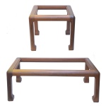 Conjunto de 2 mesas com estruturas retas e lisas em madeira nobre, rematadas por bordas caneladas. Uma de formato retangular, a outra quadrangular. Pernas retilíneas, rematadas por pés levemente revirados para dentro. 48 x 58 x 58 cm e 38 x 102 x 61 cm.