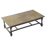 Mesa baixa em madeira nobre, com tampo retangular apoiado em saia reta. Pernas torneadas e aneladas, amarradas na base por traves duplas em H. Pequenos pés de bolacha. 33 x 81 x 51 cm.