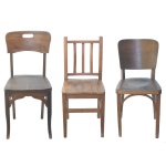 Conjunto de 3 cadeiras diversas em madeira, sendo 2 com encostos arqueados, a outra com hastes retas. Assentos abaulados, apoiados em saias sobre pernas lisas. 80 x 40 x 38 cm / 85 x 37 x 40 cm e 83 x 37 x 37 cm.