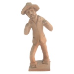 ARTE REGIONAL BRASILEIRA  ALUNO DE MESTRE JOÃOZIHO - Escultura em barro cozido representando camponês caminhando sobre base quadrangular. Assinado. 20 x 10 x 7 cm.