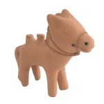 ARTE REGIONAL BRASILEIRA  Curiosa escultura estilizada em barro cozido, representando cavalo com sela rematada por pito e alça traseira. 14 x 7 x 6 cm.