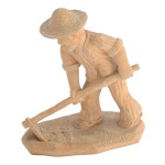 ARTE REGIONAL BRASILEIRA  Escultura em barro cozido, representando lavrador com enxada. Base oblonga, marcada Brasil e Trabalhador nas laterais. 10 x 11 x 7 cm.