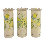 Conjunto com três vasos cilíndricos pintado em folha de flandres. 16 x 7 cm.