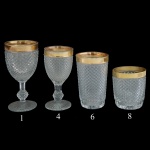 Conjunto de 19 copos em vidro translucido decorado no estilo bico de jaca: Borda dourada, sendo: 1 copo (15 cm), 4 copos (14 cm), 6 copos (12 cm), 8 copos (9 cm).