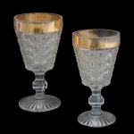 Par de taças em vidro translucido decorado no estilo bico de jaca: Borda dourada 14 cm.