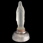 Luminária de mesa em cristal representando a figura de Nossa Sra.. 28 cm (MT). 20 cm (imagem). 8 x 14 cm (base).