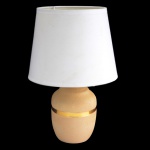 Abajur de mesa montado em vaso de cerâmica. 26 cm (MT) 14 x 18 cm (cúpula) 11 cm (vaso).