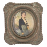 Miniatura policromada de formato oval, representando mulher de pé em paisagem campestre. Moldura com frisos retos e quinas arqueadas. Leves defeitos na moldura. 11 x 9 cm (MI). 18 x 16 cm (ME).