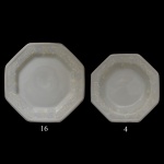 Conjunto de 20 pratos em porcelana da manufatura Polovi, Germer, sendo: 16 pratos rasos (26 cm / 1 com bicado). 4 pratos fundos (24 cm).