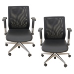 Par de cadeiras para escritório giratória, preta com encosto em tela e pés cromado. Etiqueta do Fabricante, RICCO. 94 x 62 x 53 cm.