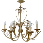 Lustre para 6 luzes em metal dourado Apresenta largo anelado central trançado, sustentando finas folhagens alternadas com braços lisos e recurvos, rematados por bobeches com velas. Coluna central ladeada por hastes arqueadas, reunidas a pequeno prato com corrente e canopla. 64 x 61 cm.