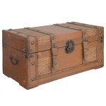 Antiga mala de viagem com tampo reclinável, em madeira clara ornamentada por painéis em junco trançado. Caixa retangular, reforçada por cintas em couro, faixas caneladas e tachas em bronze. Apresenta larga fechadura à frente e alças laterais. Confecção possivelmente chinesa. 26 x 56 x 27 cm.