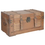 Antiga mala de viagem com tampo reclinável, em madeira clara ornamentada por painéis em junco trançado. Caixa retangular, reforçada por cintas em couro, faixas caneladas e tachas em bronze. Apresenta larga fechadura à frente e alças laterais. Confecção possivelmente chinesa. 26 x 56 x 27 cm.