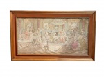 Tapeçaria industrial, decorado ao estilo Gobelins representando cena em jardim com personagens com belo trajes de época. 68 x 131 cm. Peça com moldura.