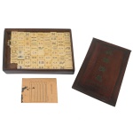 Jogo chinês de Mah Jong em seu estojo original em madeira de formato retangular. Pedras entalhadas em osso e bambu. Acompanha manual em mandarim. 4.5 x 26 x 16.5 cmR$400,00