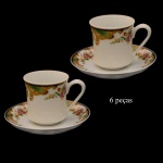 Conjunto composto por 6 xícaras com seus pires em porcelana nacional. Decoração predominando as cores verde e ouro, com flores. No fundo marca da manufatura Real Brasil. 6 x 7 cm / 10 cm pires.