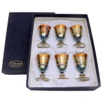 Conjunto de 6 taças de vidro pintado predominando o dourado. Made in Italy. Acondicionadas em caixa original. 12 x 8 cm. Sem uso.