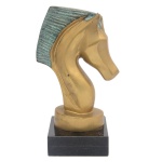 Escultura em bronze dourado representando cavalo com crina policromada na cor verde. Base em mármore. 28 cm (MT). 24 x 9 x 17 cm (escultura). 4 x 12 cm (base).