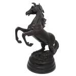 Grande Escultura em bronze patinado, representando cavalo empinado. Base circular em degraus. Assinatura elegível. 66 x 50 x 30 cm.