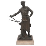 Escultura em petit bronze patinado, representando ferreiro no seu ofício, de pé sobre base retangular. Peanha em mármore bege. 54 x 22 x 22 cm.