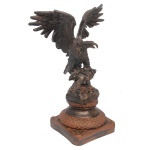Escultura em bronze representando Gavião com as asas abertas.  23 x 36 cm.