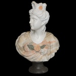 Escultura italiana, em mármore branco com realces de várias tonalidades, representando busto de dama da nobreza romana. Exibe rica túnica policromada, ornada por adorno florido à frente. Pequeno pedestal circular preto. 63 x 40 x 17 cm.